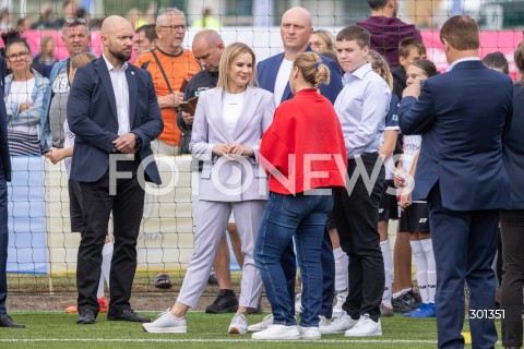  23.08.2025 TARNOBRZEG <br />
WIZYTA PIERWSZEJ DAMY MARTY NAWROCKIEJ W TARNOBRZEGU<br />
UDZIAL W IV PODKARPACKIM FESTIWALU PILKI NOZNEJ KOBIECEJ <br />
N/Z MARTA NAWROCKA Z SYNEM SYN ANTONI NAWROCKI NINA PATALON<br />
 