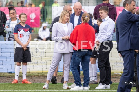  23.08.2025 TARNOBRZEG <br />
WIZYTA PIERWSZEJ DAMY MARTY NAWROCKIEJ W TARNOBRZEGU<br />
UDZIAL W IV PODKARPACKIM FESTIWALU PILKI NOZNEJ KOBIECEJ <br />
N/Z MARTA NAWROCKA Z SYNEM SYN ANTONI NAWROCKI NINA PATALON<br />
 