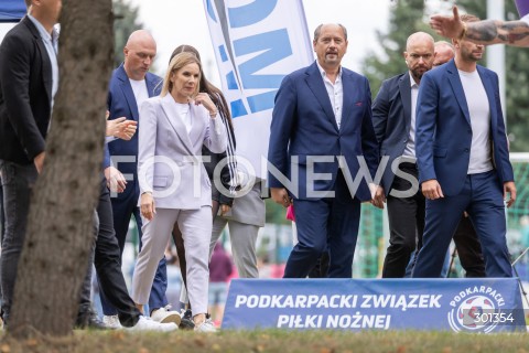  23.08.2025 TARNOBRZEG <br />
WIZYTA PIERWSZEJ DAMY MARTY NAWROCKIEJ W TARNOBRZEGU<br />
UDZIAL W IV PODKARPACKIM FESTIWALU PILKI NOZNEJ KOBIECEJ <br />
N/Z MARTA NAWROCKA MIECZYSLAW GOLBA <br />
 