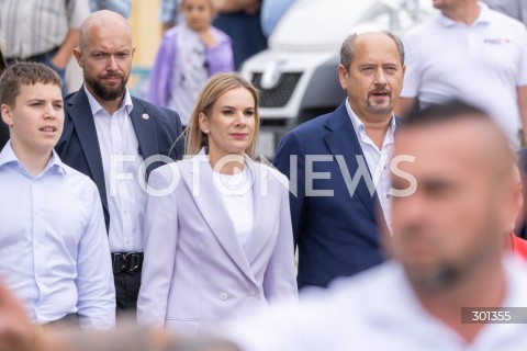  23.08.2025 TARNOBRZEG <br />
WIZYTA PIERWSZEJ DAMY MARTY NAWROCKIEJ W TARNOBRZEGU<br />
UDZIAL W IV PODKARPACKIM FESTIWALU PILKI NOZNEJ KOBIECEJ <br />
N/Z MARTA NAWROCKA Z SYNEM SYN ANTONI NAWROCKI MIECZYSLAW GOLBA <br />
 