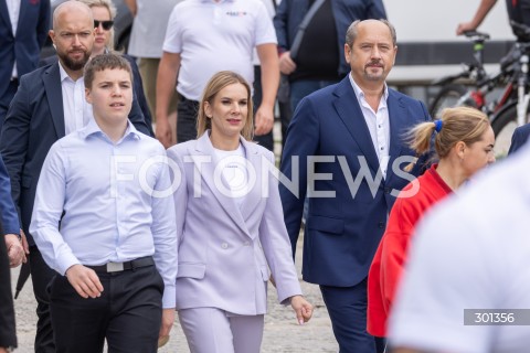  23.08.2025 TARNOBRZEG <br />
WIZYTA PIERWSZEJ DAMY MARTY NAWROCKIEJ W TARNOBRZEGU<br />
UDZIAL W IV PODKARPACKIM FESTIWALU PILKI NOZNEJ KOBIECEJ <br />
N/Z MARTA NAWROCKA Z SYNEM SYN ANTONI NAWROCKI MIECZYSLAW GOLBA <br />
 