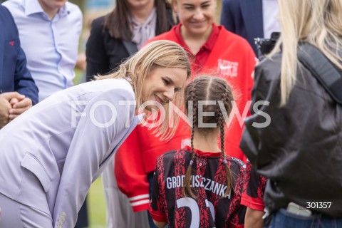  23.08.2025 TARNOBRZEG <br />
WIZYTA PIERWSZEJ DAMY MARTY NAWROCKIEJ W TARNOBRZEGU<br />
UDZIAL W IV PODKARPACKIM FESTIWALU PILKI NOZNEJ KOBIECEJ <br />
N/Z MARTA NAWROCKA<br />
 