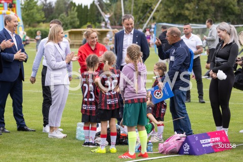  23.08.2025 TARNOBRZEG <br />
WIZYTA PIERWSZEJ DAMY MARTY NAWROCKIEJ W TARNOBRZEGU<br />
UDZIAL W IV PODKARPACKIM FESTIWALU PILKI NOZNEJ KOBIECEJ <br />
N/Z MARTA NAWROCKA NINA PATALON MIECZYSLAW GOLBA <br />
 