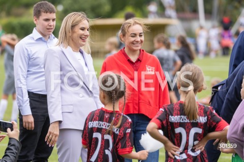  23.08.2025 TARNOBRZEG <br />
WIZYTA PIERWSZEJ DAMY MARTY NAWROCKIEJ W TARNOBRZEGU<br />
UDZIAL W IV PODKARPACKIM FESTIWALU PILKI NOZNEJ KOBIECEJ <br />
N/Z MARTA NAWROCKA Z SYNEM SYN ANTONI NAWROCKI NINA PATALON <br />
 