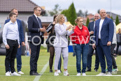  23.08.2025 TARNOBRZEG <br />
WIZYTA PIERWSZEJ DAMY MARTY NAWROCKIEJ W TARNOBRZEGU<br />
UDZIAL W IV PODKARPACKIM FESTIWALU PILKI NOZNEJ KOBIECEJ <br />
N/Z MARTA NAWROCKA Z SYNEM SYN ANTONI NAWROCKI NINA PATALON<br />
 