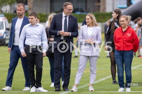  23.08.2025 TARNOBRZEG <br />
WIZYTA PIERWSZEJ DAMY MARTY NAWROCKIEJ W TARNOBRZEGU<br />
UDZIAL W IV PODKARPACKIM FESTIWALU PILKI NOZNEJ KOBIECEJ <br />
N/Z MARTA NAWROCKA Z SYNEM SYN ANTONI NAWROCKI NINA PATALON<br />
 