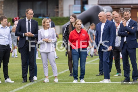  23.08.2025 TARNOBRZEG <br />
WIZYTA PIERWSZEJ DAMY MARTY NAWROCKIEJ W TARNOBRZEGU<br />
UDZIAL W IV PODKARPACKIM FESTIWALU PILKI NOZNEJ KOBIECEJ <br />
N/Z MARTA NAWROCKA Z SYNEM SYN ANTONI NAWROCKI NINA PATALON<br />
 