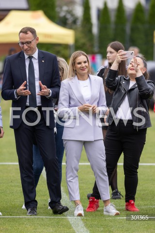  23.08.2025 TARNOBRZEG <br />
WIZYTA PIERWSZEJ DAMY MARTY NAWROCKIEJ W TARNOBRZEGU<br />
UDZIAL W IV PODKARPACKIM FESTIWALU PILKI NOZNEJ KOBIECEJ <br />
N/Z MARTA NAWROCKA<br />
 