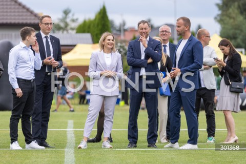  23.08.2025 TARNOBRZEG <br />
WIZYTA PIERWSZEJ DAMY MARTY NAWROCKIEJ W TARNOBRZEGU<br />
UDZIAL W IV PODKARPACKIM FESTIWALU PILKI NOZNEJ KOBIECEJ <br />
N/Z MARTA NAWROCKA Z SYNEM SYN ANTONI NAWROCKI <br />
 