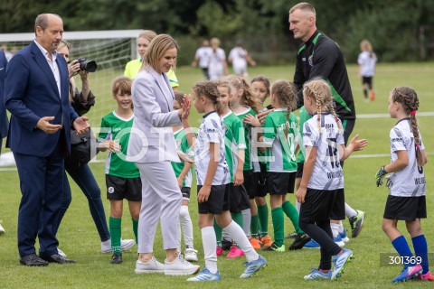  23.08.2025 TARNOBRZEG <br />
WIZYTA PIERWSZEJ DAMY MARTY NAWROCKIEJ W TARNOBRZEGU<br />
UDZIAL W IV PODKARPACKIM FESTIWALU PILKI NOZNEJ KOBIECEJ <br />
N/Z MARTA NAWROCKA MIECZYSLAW GOLBA <br />
 