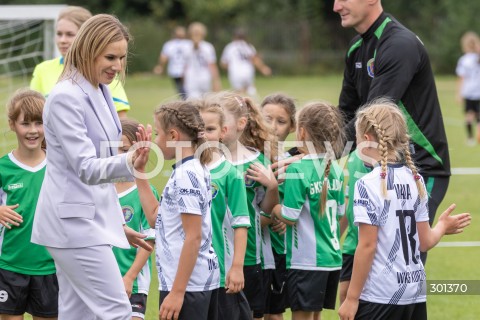  23.08.2025 TARNOBRZEG <br />
WIZYTA PIERWSZEJ DAMY MARTY NAWROCKIEJ W TARNOBRZEGU<br />
UDZIAL W IV PODKARPACKIM FESTIWALU PILKI NOZNEJ KOBIECEJ <br />
N/Z MARTA NAWROCKA<br />
 