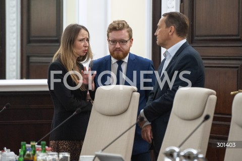  26.08.2025 WARSZAWA<br />
POSIEDZENIE RADY MINISTROW<br />
N/Z AGNIESZKA DZIEMIANOWICZ BAK RADOSLAW SIKORSKI DARIUSZ STANDERSKI<br />
 