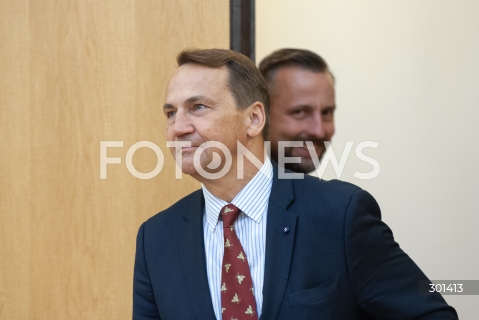  27.08.2025 WARSZAWA<br />
KONFERENCJA MINISTROW PO RADZIE GABINETOWEJ <br />
N/Z RADOSLAW SIKORSKI WLADYSLAW KOSINIAK KAMYSZ<br />
 