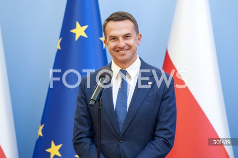  27.08.2025 WARSZAWA<br />
KONFERENCJA MINISTROW PO RADZIE GABINETOWEJ <br />
N/Z ADAM SZLAPKA<br />
 