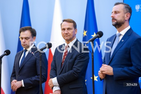  27.08.2025 WARSZAWA<br />
KONFERENCJA MINISTROW PO RADZIE GABINETOWEJ <br />
N/Z RADOSLAW SIKORSKI ANDRZEJ DOMANSKI WLADYSLAW KOSINIAK KAMYSZ<br />
 