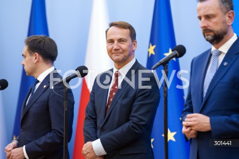  27.08.2025 WARSZAWA<br />
KONFERENCJA MINISTROW PO RADZIE GABINETOWEJ <br />
N/Z RADOSLAW SIKORSKI ANDRZEJ DOMANSKI WLADYSLAW KOSINIAK KAMYSZ<br />
 
