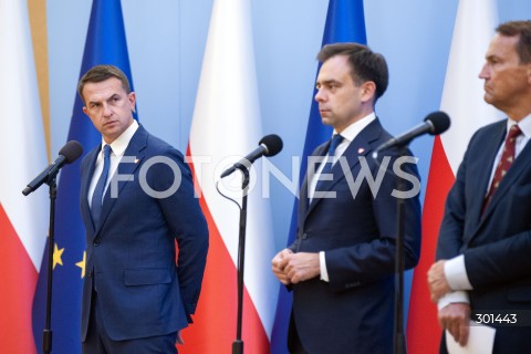  27.08.2025 WARSZAWA<br />
KONFERENCJA MINISTROW PO RADZIE GABINETOWEJ <br />
N/Z ADAM SZLAPKA ANDRZEJ DOMANSKI RADOSLAW SIKORSKI<br />
 