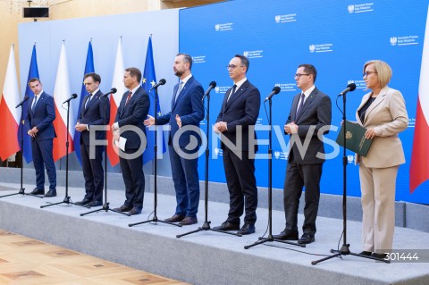  27.08.2025 WARSZAWA<br />
KONFERENCJA MINISTROW PO RADZIE GABINETOWEJ <br />
N/Z WLADYSLAW KOSINIAK KAMYSZ RADOSLAW SIKORSKI DARIUSZ KLIMCZAK ANDRZEJ DOMANSKI ADAM SZLAPKA MILOSZ MOTYKA PAULINA HENNIG KLOSKA<br />
 