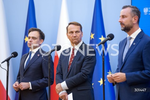  27.08.2025 WARSZAWA<br />
KONFERENCJA MINISTROW PO RADZIE GABINETOWEJ <br />
N/Z RADOSLAW SIKORSKI ANDRZEJ DOMANSKI WLADYSLAW KOSINIAK KAMYSZ<br />
 