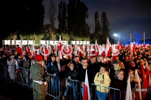  01.09.2025 GDANSK<br />
OBCHODY 86. ROCZNICY WYBUCHU II WOJNY SWIATOWEJ NA WESTERPLATTE W GDANSKU<br />
N/Z PUBLICZNOSC ZGROMADZONA NA OBCHODACH NAPIS NIGDY WIECEJ WOJNY<br />
 