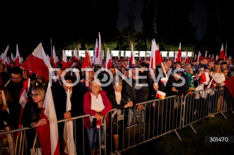  01.09.2025 GDANSK<br />
OBCHODY 86. ROCZNICY WYBUCHU II WOJNY SWIATOWEJ NA WESTERPLATTE W GDANSKU<br />
N/Z PUBLICZNOSC ZGROMADZONA NA OBCHODACH NAPIS NIGDY WIECEJ WOJNY<br />
 