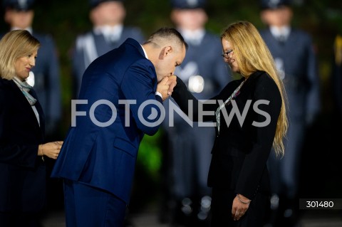  01.09.2025 GDANSK<br />
OBCHODY 86. ROCZNICY WYBUCHU II WOJNY SWIATOWEJ NA WESTERPLATTE W GDANSKU<br />
N/Z PREZYDENT KAROL NAWROCKI WRECZA ODZNACZENIA PANSTWOWE<br />
 