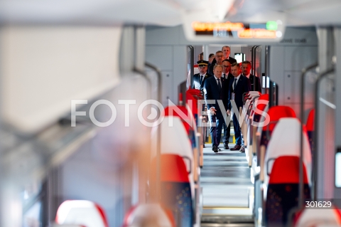  23.09.2025 GDANSK<br />
WIZYTA PREMIERA DONALDA TUSKA NA TARGACH TRAKO W GDANSKU<br />
N/Z DONALD TUSK ZWIEDZA WNETRZE POCIAGU<br />
 