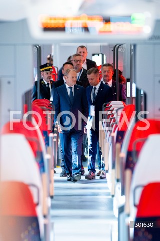  23.09.2025 GDANSK<br />
WIZYTA PREMIERA DONALDA TUSKA NA TARGACH TRAKO W GDANSKU<br />
N/Z DONALD TUSK ZWIEDZA WNETRZE POCIAGU<br />
 