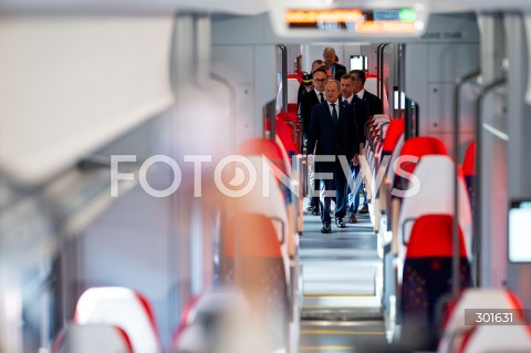  23.09.2025 GDANSK<br />
WIZYTA PREMIERA DONALDA TUSKA NA TARGACH TRAKO W GDANSKU<br />
N/Z DONALD TUSK ZWIEDZA WNETRZE POCIAGU<br />
 
