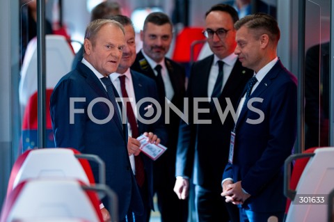  23.09.2025 GDANSK<br />
WIZYTA PREMIERA DONALDA TUSKA NA TARGACH TRAKO W GDANSKU<br />
N/Z DONALD TUSK ZWIEDZA WNETRZE POCIAGU<br />
 