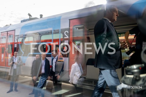  23.09.2025 GDANSK<br />
WIZYTA PREMIERA DONALDA TUSKA NA TARGACH TRAKO W GDANSKU<br />
N/Z DONALD TUSK ZWIEDZA WNETRZE POCIAGU<br />
 