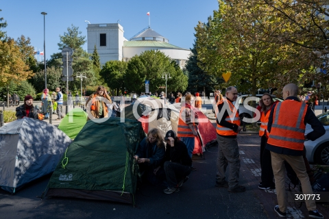  26.09.2025 WARSZAWA SEJM<br />
POSIEDZENIE SEJMU RP<br />
N/Z PROTEST OSTATNIEGO POKOLENIA<br />
FOT. MARCIN BANASZKIEWICZ / FOTONEWS  