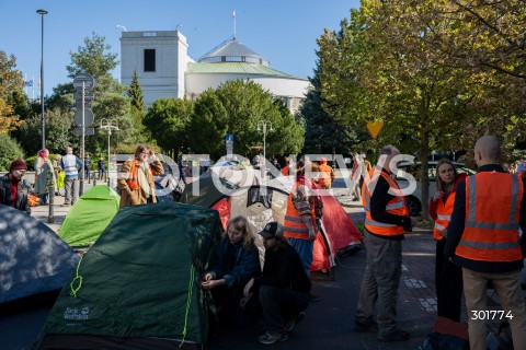  26.09.2025 WARSZAWA SEJM<br />
POSIEDZENIE SEJMU RP<br />
N/Z PROTEST OSTATNIEGO POKOLENIA<br />
FOT. MARCIN BANASZKIEWICZ / FOTONEWS  