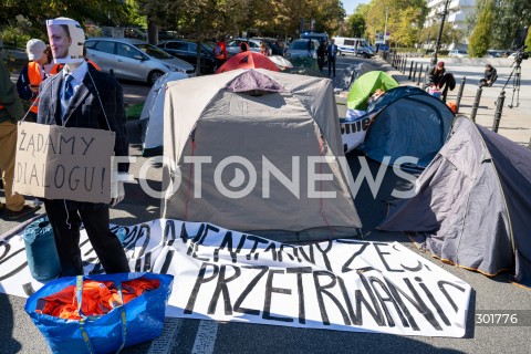  26.09.2025 WARSZAWA SEJM<br />
POSIEDZENIE SEJMU RP<br />
N/Z PROTEST OSTATNIEGO POKOLENIA<br />
FOT. MARCIN BANASZKIEWICZ / FOTONEWS  