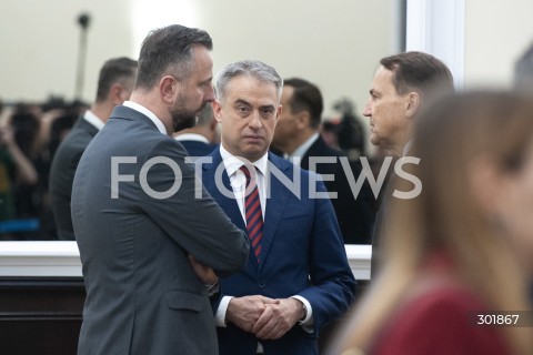  30.09.2025 WARSZAWA<br />
POSIEDZENIE RADY MINISTROW<br />
N/Z KRZYSZTOF GAWKOWSKI WLADYSLAW KOSINIAK KAMYSZ RADOSLAW SIKORSKI<br />
 