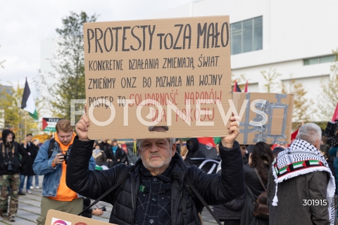  05.10.2025 WARSZAWA <br />
DEMONSTRACJA DLA PALESTYNY W WARSZAWIE<br />
N/Z PROTESTUJACY BANER<br />
 