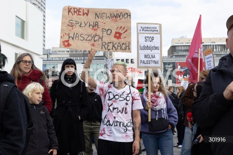  05.10.2025 WARSZAWA <br />
DEMONSTRACJA DLA PALESTYNY W WARSZAWIE<br />
N/Z PROTESTUJACY BANER<br />
 