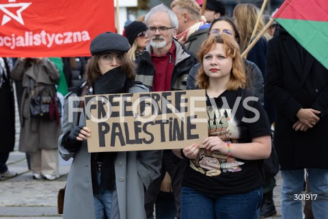  05.10.2025 WARSZAWA <br />
DEMONSTRACJA DLA PALESTYNY W WARSZAWIE<br />
N/Z PROTESTUJACY BANER<br />
 