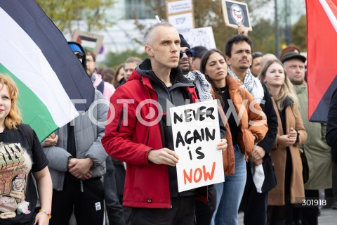  05.10.2025 WARSZAWA <br />
DEMONSTRACJA DLA PALESTYNY W WARSZAWIE<br />
N/Z PROTESTUJACY BANER<br />
 