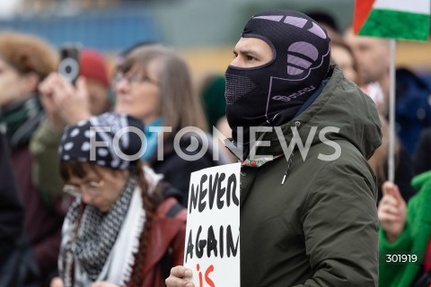  05.10.2025 WARSZAWA <br />
DEMONSTRACJA DLA PALESTYNY W WARSZAWIE<br />
N/Z PROTESTUJACY BANER<br />
 