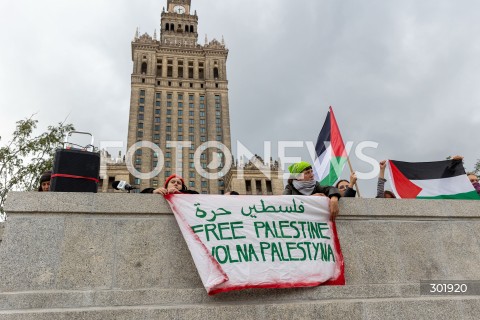  05.10.2025 WARSZAWA <br />
DEMONSTRACJA DLA PALESTYNY W WARSZAWIE<br />
N/Z BANER PALAC KULTURY I NAUKI PKIN<br />
 