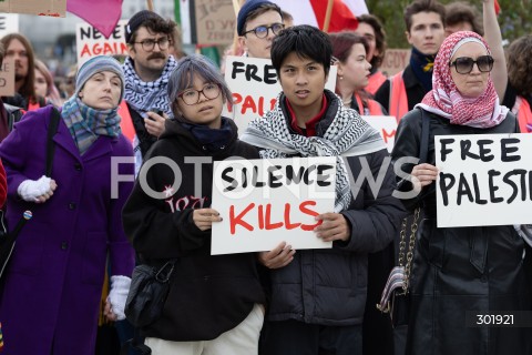  05.10.2025 WARSZAWA <br />
DEMONSTRACJA DLA PALESTYNY W WARSZAWIE<br />
N/Z PROTESTUJACY BANER<br />
 