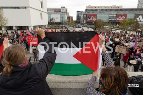  05.10.2025 WARSZAWA <br />
DEMONSTRACJA DLA PALESTYNY W WARSZAWIE<br />
N/Z PROTESTUJACY FLAGA PALESTYNY<br />
 