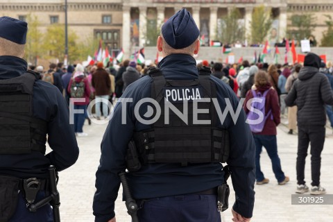  05.10.2025 WARSZAWA <br />
DEMONSTRACJA DLA PALESTYNY W WARSZAWIE<br />
N/Z NAPIS POLICJA<br />
 