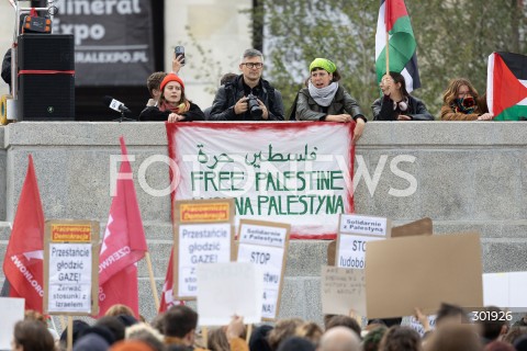  05.10.2025 WARSZAWA <br />
DEMONSTRACJA DLA PALESTYNY W WARSZAWIE<br />
N/Z PROTESTUJACY BANER<br />
 