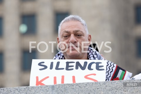  05.10.2025 WARSZAWA <br />
DEMONSTRACJA DLA PALESTYNY W WARSZAWIE<br />
N/Z PROTESTUJACY BANER<br />
 