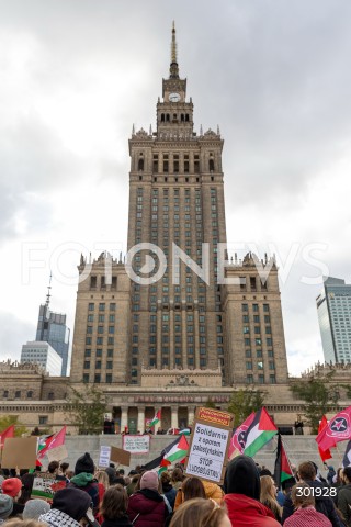  05.10.2025 WARSZAWA <br />
DEMONSTRACJA DLA PALESTYNY W WARSZAWIE<br />
N/Z PROTESTUJACY PALAC KULTURY I NAUKI PKIN<br />
 