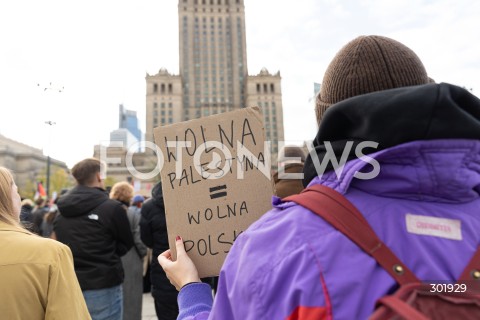  05.10.2025 WARSZAWA <br />
DEMONSTRACJA DLA PALESTYNY W WARSZAWIE<br />
N/Z PROTESTUJACY BANER<br />
 