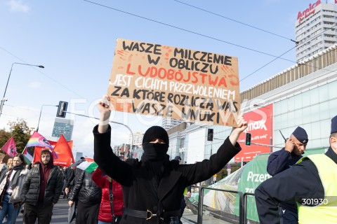  05.10.2025 WARSZAWA <br />
DEMONSTRACJA DLA PALESTYNY W WARSZAWIE<br />
N/Z PROTESTUJACY BANER<br />
 
