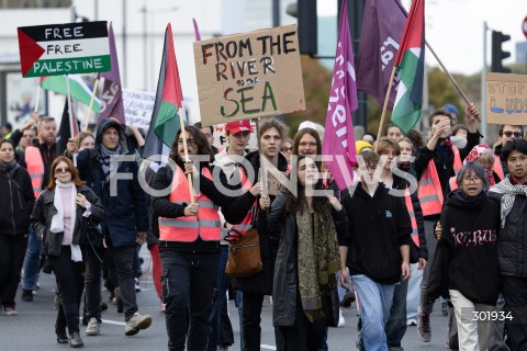  05.10.2025 WARSZAWA <br />
DEMONSTRACJA DLA PALESTYNY W WARSZAWIE<br />
N/Z PROTESTUJACY BANER<br />
 